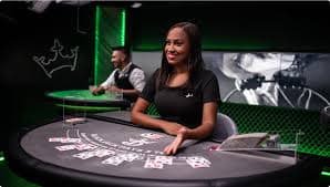 Studio live Red Tiger dengan dealer profesional dan peralatan streaming multi-kamera